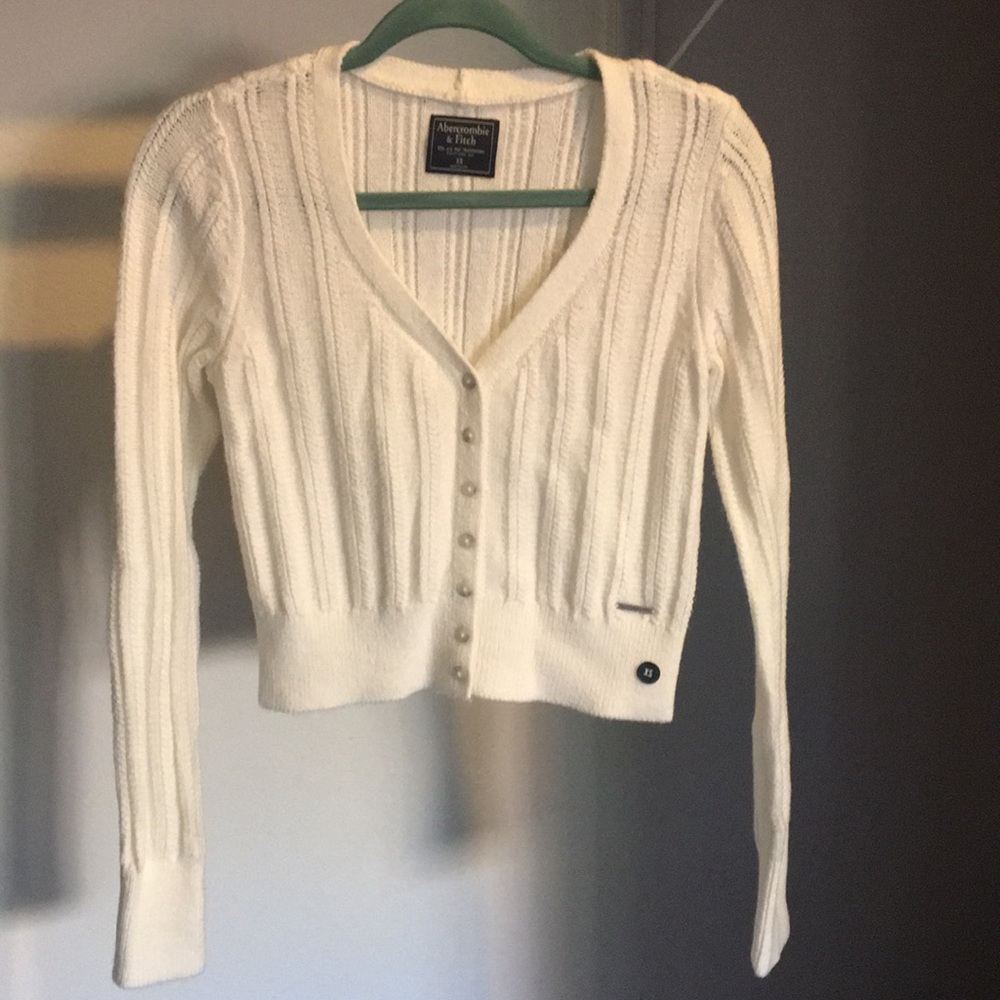 Cropped cable knit sweater in white. Spring 2018